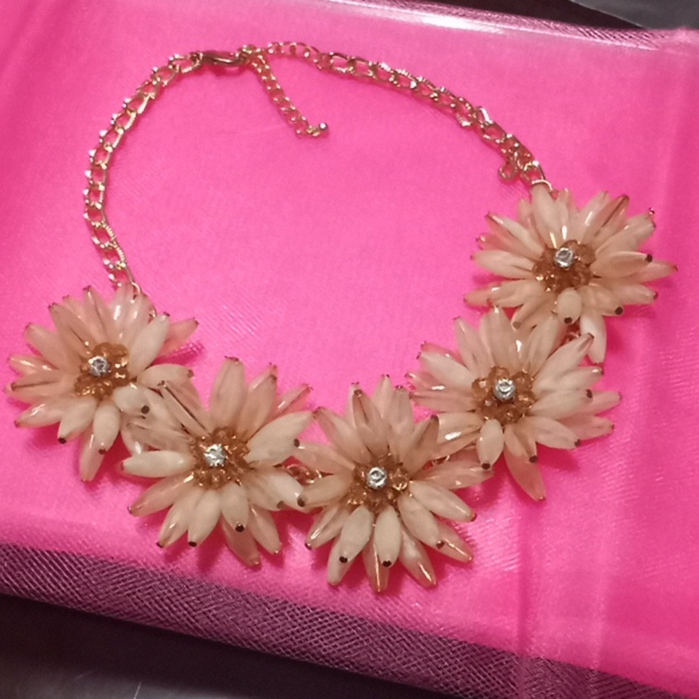 Sweet Vintage Plastic Daisy Necklace